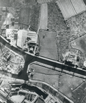 404953 Verticale luchtfoto van het Merwedekanaal bij Utrecht, naar aanleiding van het bombardement op de Carrosserie- ...